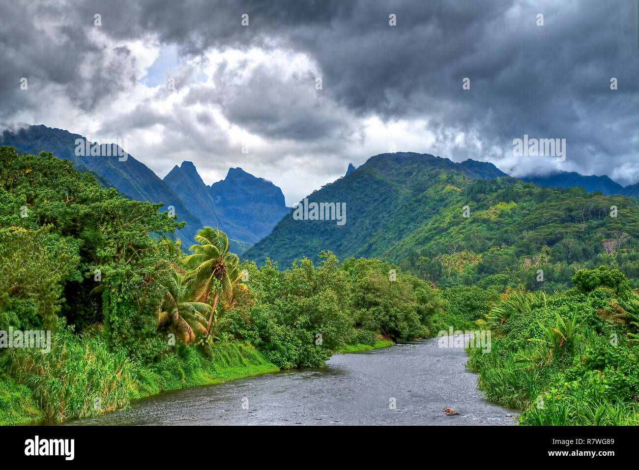 Spiaggia di sabbia nera di Tahiti isola. Foto Stock