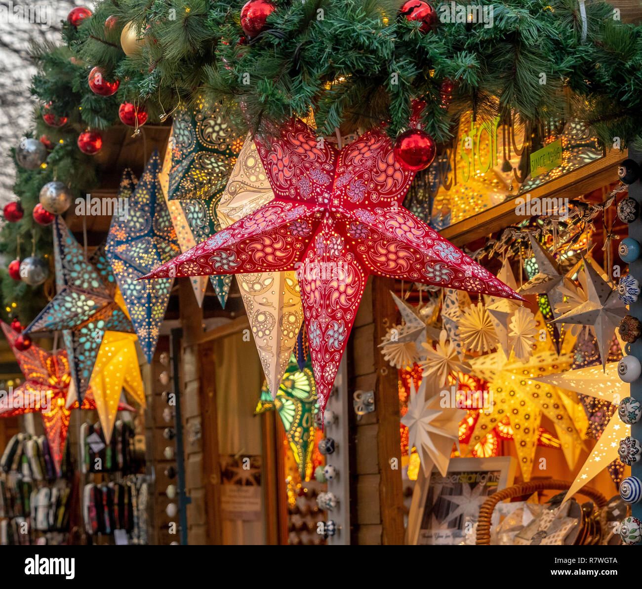 York, Regno Unito. 11 dicembre, 2018. Il Mercatino di Natale nel centro di York è diventata una vittima del suo stesso successo con le denunce di sovraffollamento. Foto Fotografia Bailey-Cooper/Alamy Live News Foto Stock