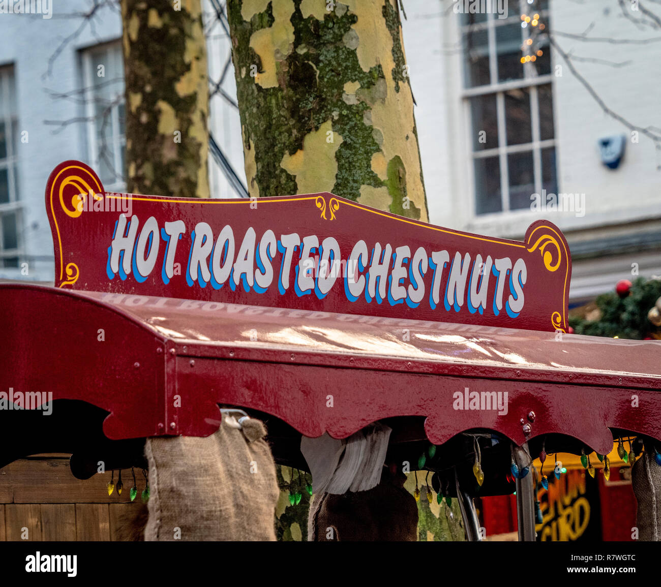 York, Regno Unito. 11 dicembre, 2018. Le castagne calde sono sempre una popolare attrazione per il Mercato di Natale nel centro di York che è diventata vittima del suo stesso successo con le denunce di sovraffollamento. Foto Fotografia Bailey-Cooper/Alamy Live News Foto Stock