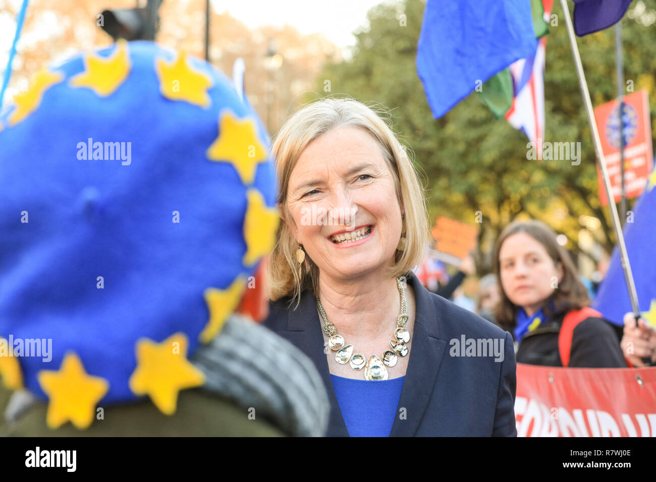 Westminster, Londra, 11 dic 2018. Sarah Wollaston, conservatori MP per Totnes, chat per Anti-Brexit manifestanti di Westminster. Credito: Imageplotter News e sport/Alamy Live News Foto Stock