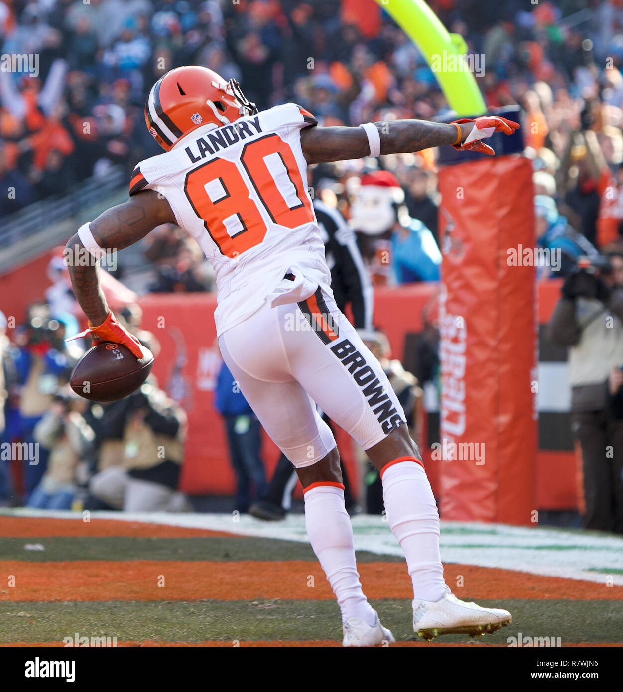 Cleveland, Ohio, USA. Il 9 dicembre, 2018. Cleveland Browns wide receiver Jarvis Landry (80) si prepara a lanciare il calcio nel Browns folla dopo il suo ricevimento di touchdown all'NFL partita di calcio tra la Carolina Panthers e i Cleveland Browns al primo stadio di energia in Cleveland, Ohio. JP Waldron/Cal Sport Media/Alamy Live News Foto Stock