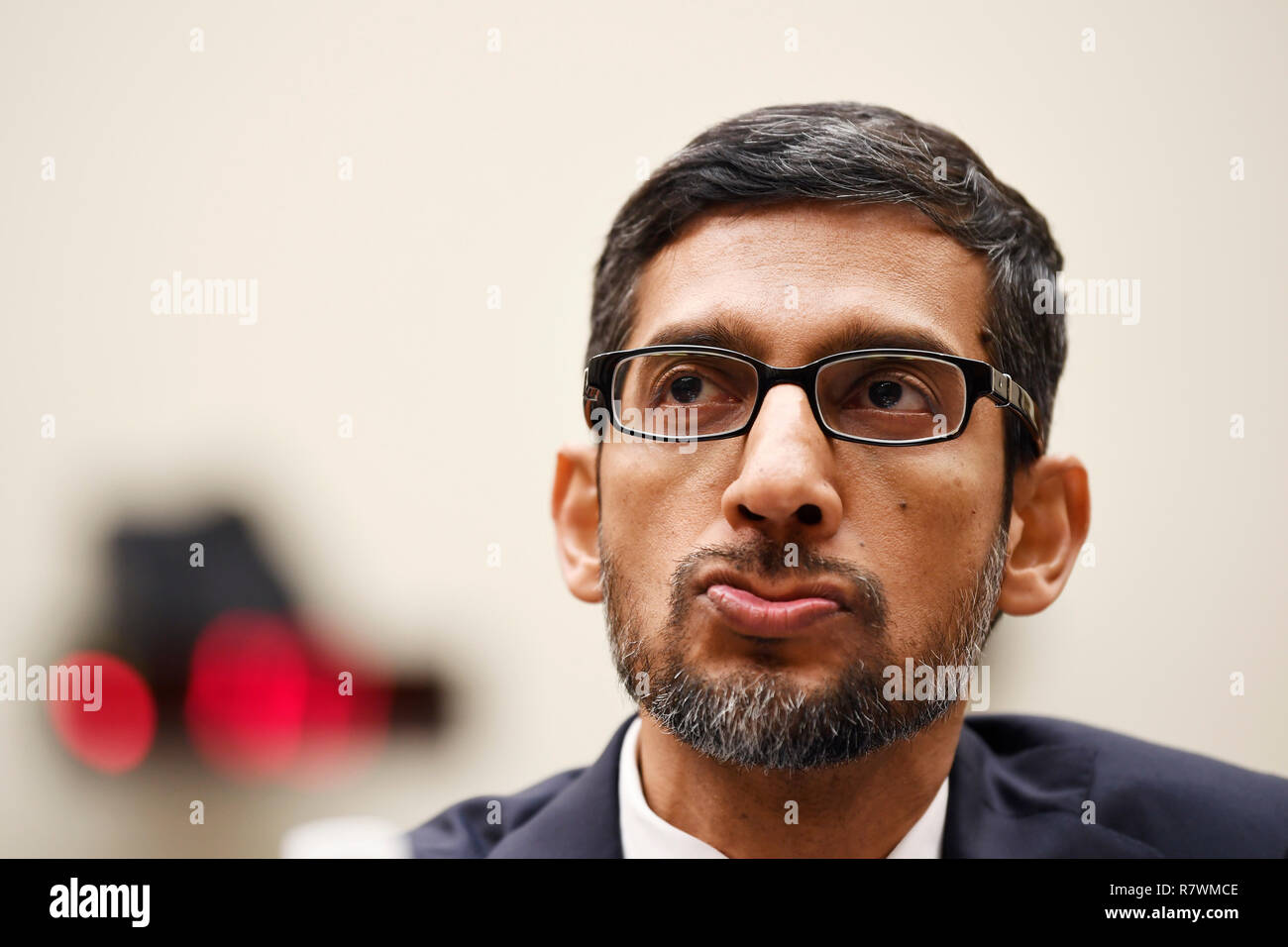 Washington, Stati Uniti d'America. Undicesimo Dec, 2018. CEO di Google Sundar?Pichai?testimonia prima di U.S. Casa dei Rappresentanti Comitato Giudiziario nel corso di una audizione "trasparenza e responsabilizzazione: esame di Google e la sua raccolta di dati, uso e pratiche di filtraggio' sul Campidoglio di Washington, DC, Stati Uniti, a Dic. 11, 2018. Credito: Liu Jie/Xinhua/Alamy Live News Foto Stock