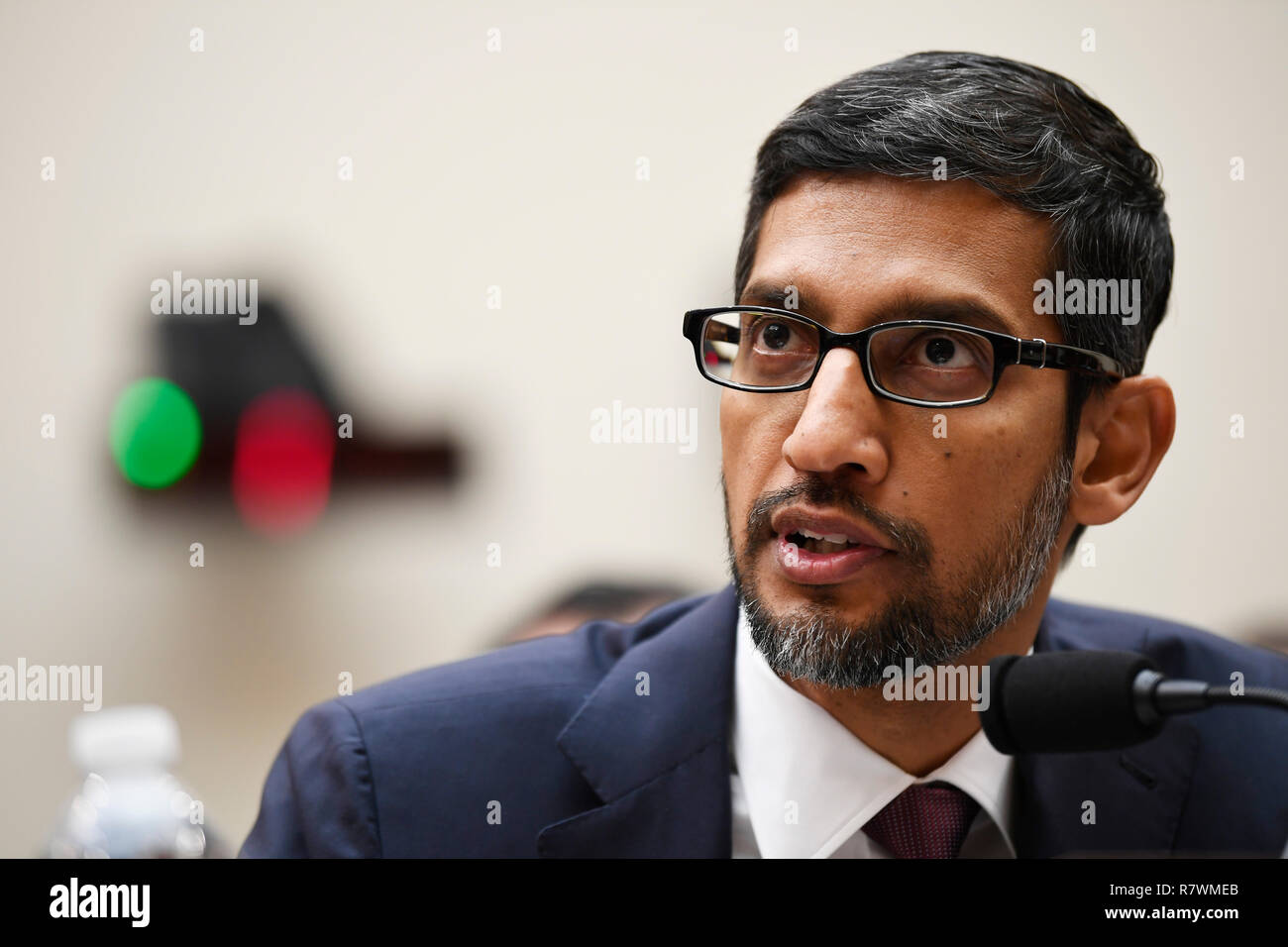 Washington, Stati Uniti d'America. Undicesimo Dec, 2018. CEO di Google Sundar?Pichai?testimonia prima di U.S. Casa dei Rappresentanti Comitato Giudiziario nel corso di una audizione "trasparenza e responsabilizzazione: esame di Google e la sua raccolta di dati, uso e pratiche di filtraggio' sul Campidoglio di Washington, DC, Stati Uniti, a Dic. 11, 2018. Credito: Liu Jie/Xinhua/Alamy Live News Foto Stock