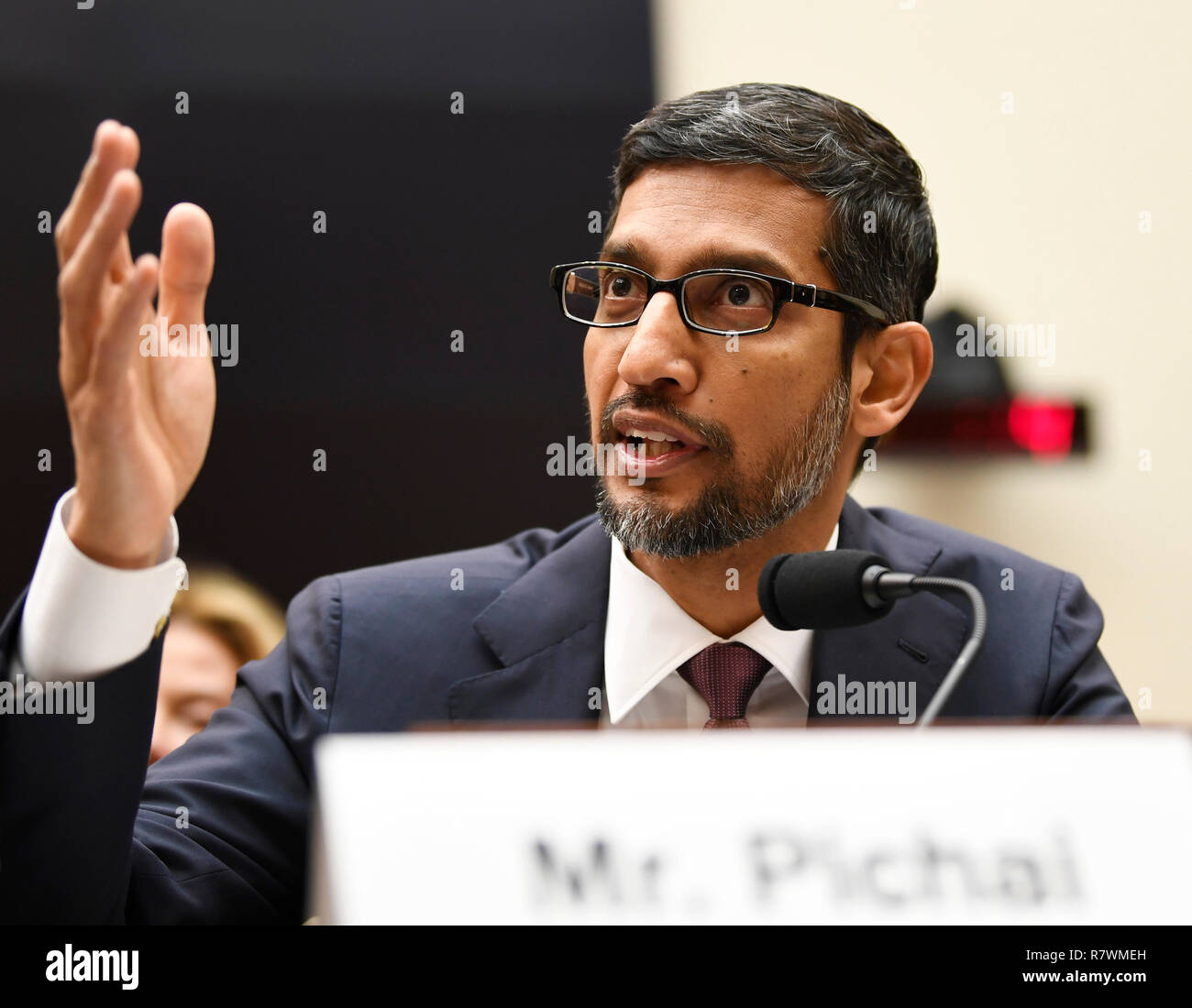 Washington, Stati Uniti d'America. Undicesimo Dec, 2018. CEO di Google Sundar?Pichai?testimonia prima di U.S. Casa dei Rappresentanti Comitato Giudiziario nel corso di una audizione "trasparenza e responsabilizzazione: esame di Google e la sua raccolta di dati, uso e pratiche di filtraggio' sul Campidoglio di Washington, DC, Stati Uniti, a Dic. 11, 2018. Credito: Liu Jie/Xinhua/Alamy Live News Foto Stock