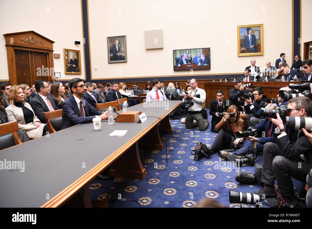 Washington, Stati Uniti d'America. Undicesimo Dec, 2018. CEO di Google Sundar?Pichai?testimonia prima di U.S. Casa dei Rappresentanti Comitato Giudiziario nel corso di una audizione "trasparenza e responsabilizzazione: esame di Google e la sua raccolta di dati, uso e pratiche di filtraggio' sul Campidoglio di Washington, DC, Stati Uniti, a Dic. 11, 2018. Credito: Liu Jie/Xinhua/Alamy Live News Foto Stock