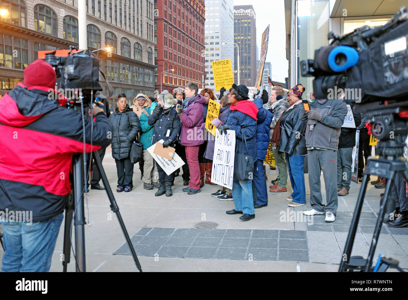 Cleveland, Ohio, Stati Uniti d'America, 11 dicembre, 2018. Manifestanti convergono su East 9th Street nel centro di Cleveland, Ohio al di fuori della contea di Cuyahoga amministrazione edificio per protestare contro la "disumano" le condizioni della prigione sistema nonché la morte di 7 detenuti negli ultimi 6 mesi. I manifestanti includono quelli con i propri cari deceduti nella cura della contea di Cuyahoga carceri. Un segno comprende i nomi di tutti coloro che sono morti sotto la loro custodia che ha innescato una revisione federale della prigione risultante in una durezza della relazione da parte del governo degli STATI UNITI Esegue il marshalling. Credito: Mark Kanning/Alamy Live News Foto Stock