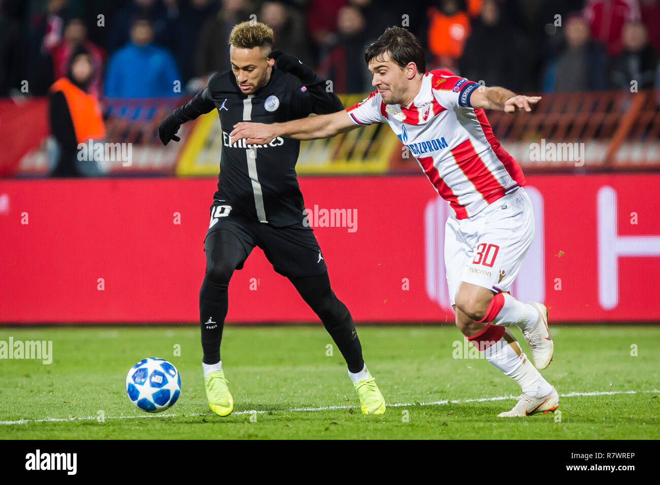 Rajko Mitic Stadium, Belgrado, Serbia. Undicesimo Dec, 2018. Neymar di Parigi Saint-Germain sfide Filip Stojkovic della Stella Rossa Belgrado Credito: Nikola Krstic/Alamy Live News Foto Stock