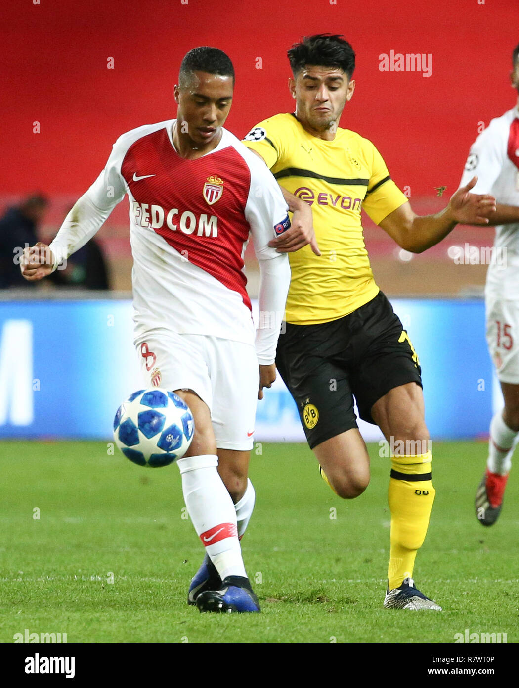 Fontvieille. Undicesimo Dec, 2018. Il duo formato da Youri Tielemans (L) di Monaco il sistema VIES con Mahmoud Dahoud di Dortmund durante la UEFA Champions League Gruppo a corrispondere a Monaco il Dic. 11, 2018. Credito: Serge Haouzi/Xinhua/Alamy Live News Foto Stock