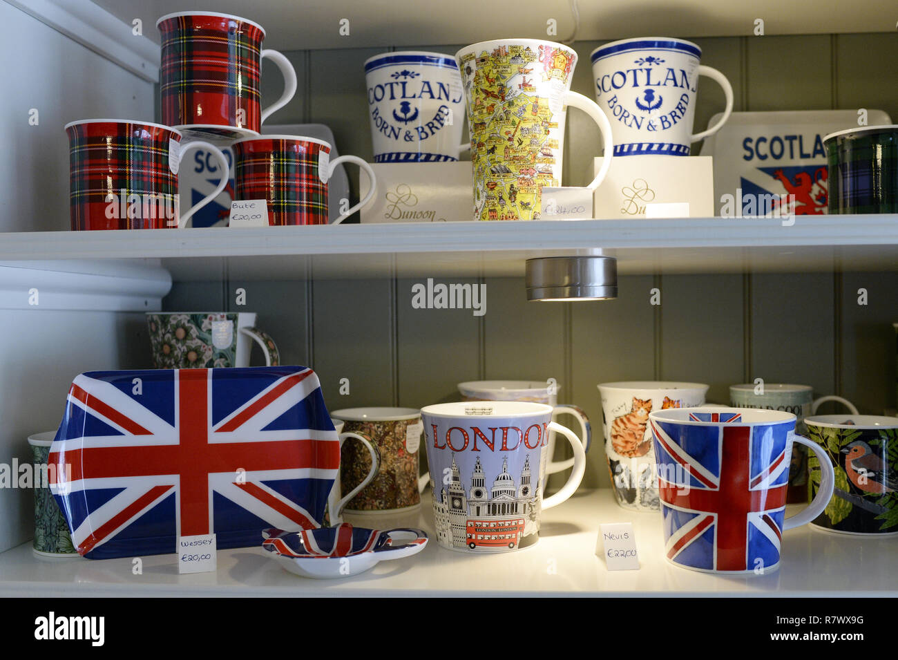 Tazze e una tavoletta con la Union Jack può essere visto presso il negozio "inglese rotto', che offre specialità inglesi, Berlino, Germania, 21 giugno 2016. Foto: MAURIZIO GAMBARINI/dpa | Utilizzo di tutto il mondo Foto Stock