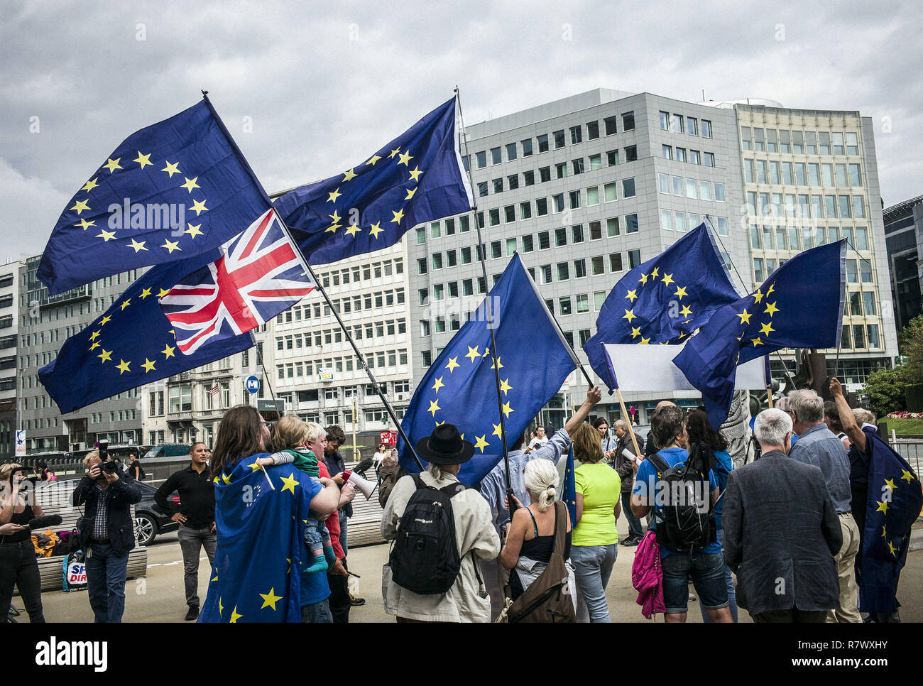 Gli attivisti Anti-Brexit prendere parte nel marzo contro Brexit nella parte anteriore di Unione europea con sede a Bruxelles, in Belgio, il 05.09.2017 da Wiktor Dabkowski | Utilizzo di tutto il mondo Foto Stock