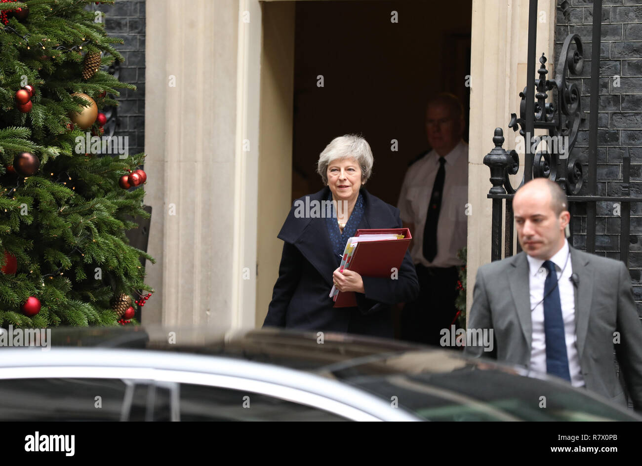 Londra, Regno Unito. 12 Dic, 2018. Il Primo Ministro inglese Theresa Maggio lascia Downing Street per il primo ministro di domande a Londra, in Gran Bretagna il 12 dicembre, 2018. Il Primo Ministro inglese Theresa Maggio si troverà di fronte ad un voto di sfiducia più tardi Mercoledì, detto Graham Brady, capo del partito conservatore's 1922 Comitato di backbenchers. Credito: Isabel Infantes/Xinhua/Alamy Live News Foto Stock