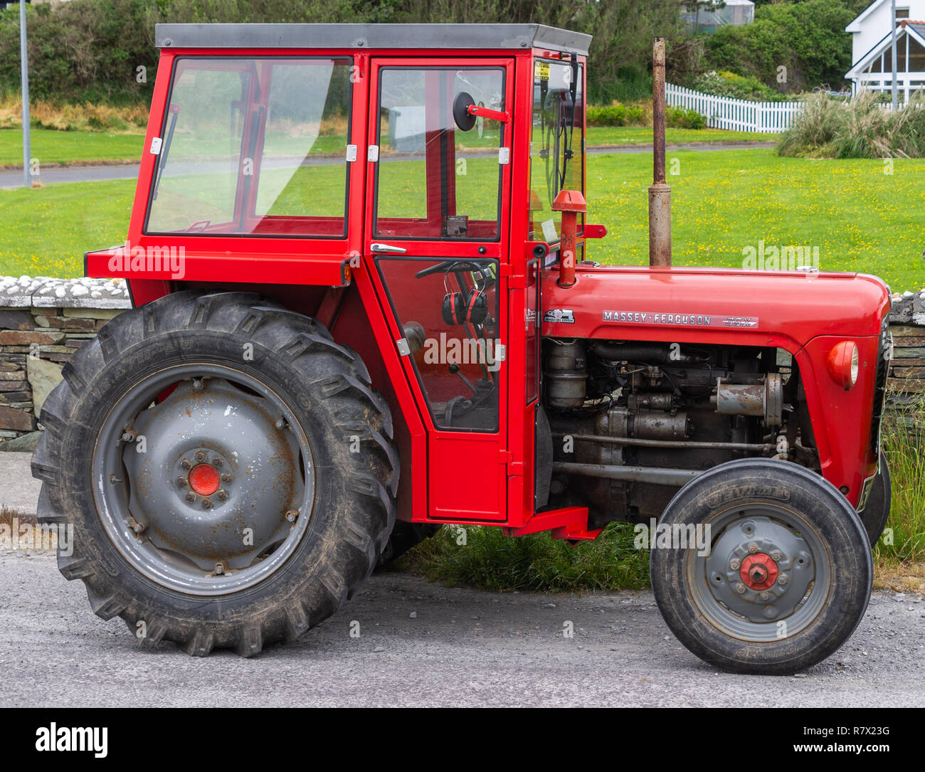 Rosso Massey Ferguson 35X trattore con cabina Foto Stock