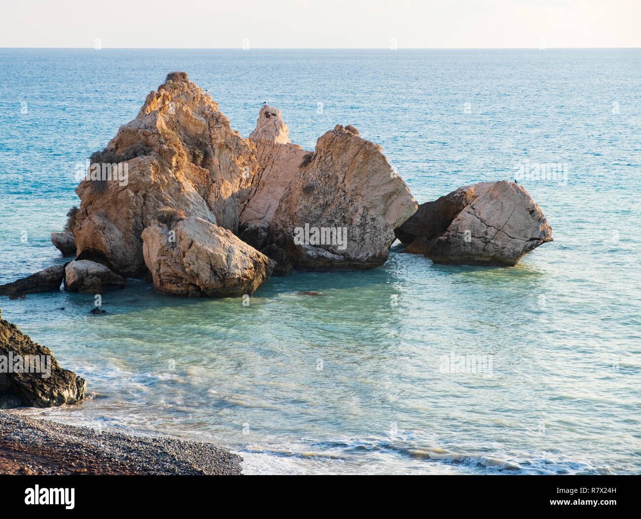 Pomeriggio Vista del paesaggio marino attorno a Petra tou Romiou, in Paphos, Cipro. È considerato essere Aphrodite il luogo di nascita della mitologia greca. Foto Stock