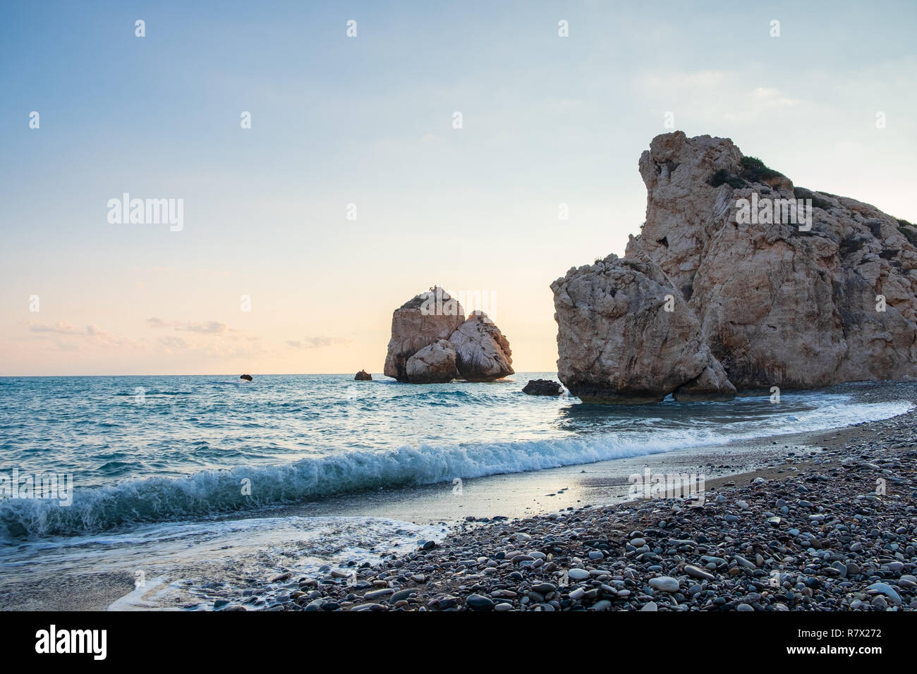 Pomeriggio Vista di rompere le onde a la spiaggia di ciottoli intorno a Petra tou Romiou, in Paphos, Cipro. È considerato essere di Afrodite casa natale in Gree Foto Stock