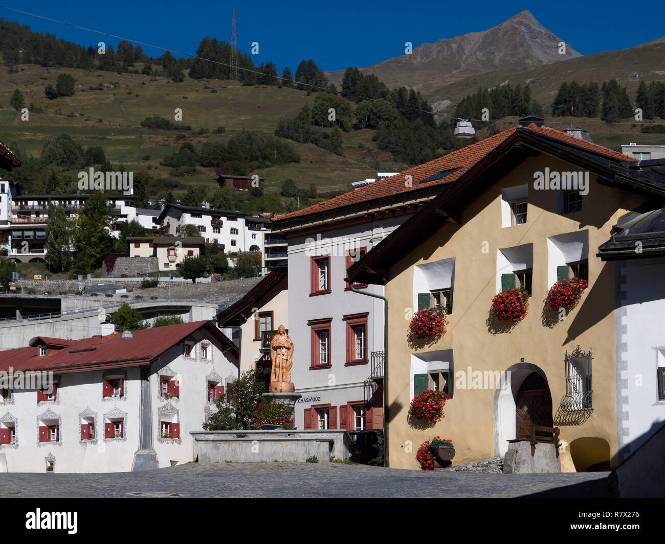 Casa engadinese e fontana al Plaz a Scuol Unterdorf, Scuol Valley, in Engadina, Grigioni, Svizzera, Europa Foto Stock