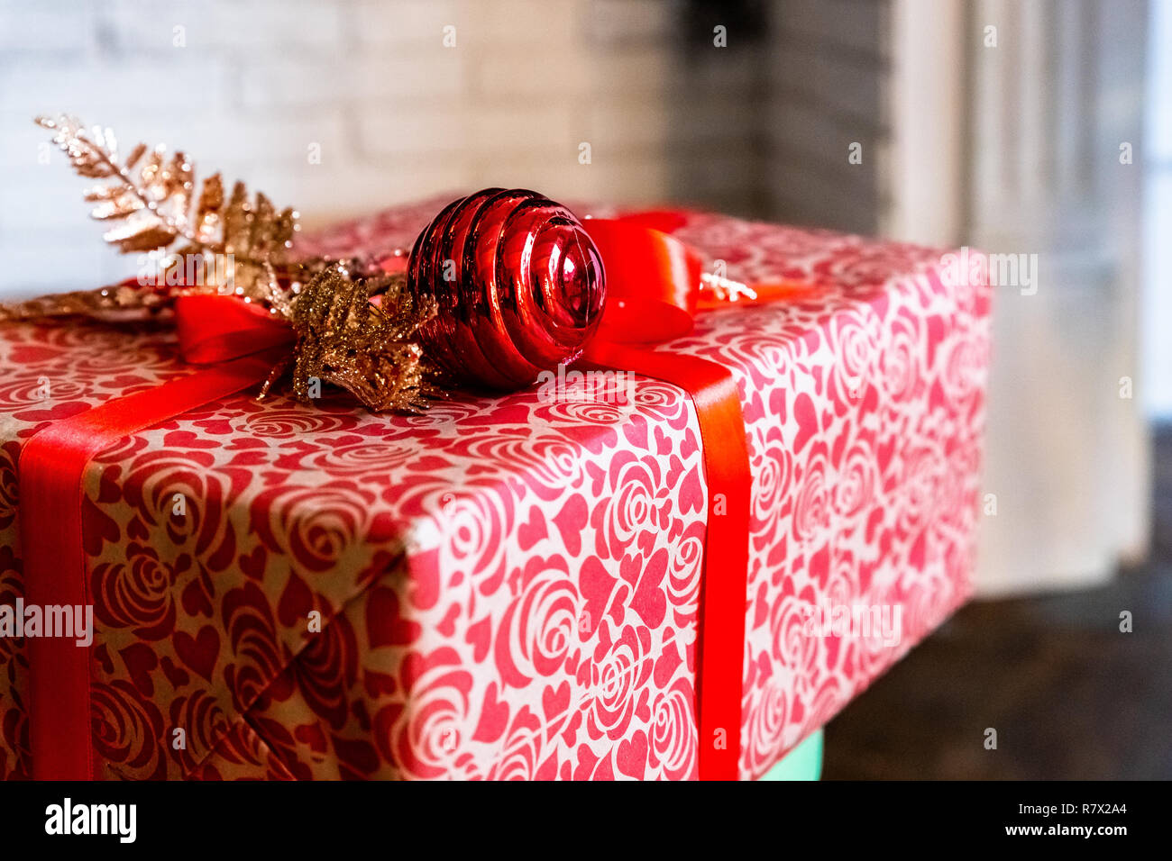 Anno nuovo o regalo di Natale scatola con nastro rosso e arredi per le  vacanze..buon Natale e felice anno nuovo concetto.Decorazione di natale a  sorpresa presente casella. Biglietto di auguri Foto stock -
