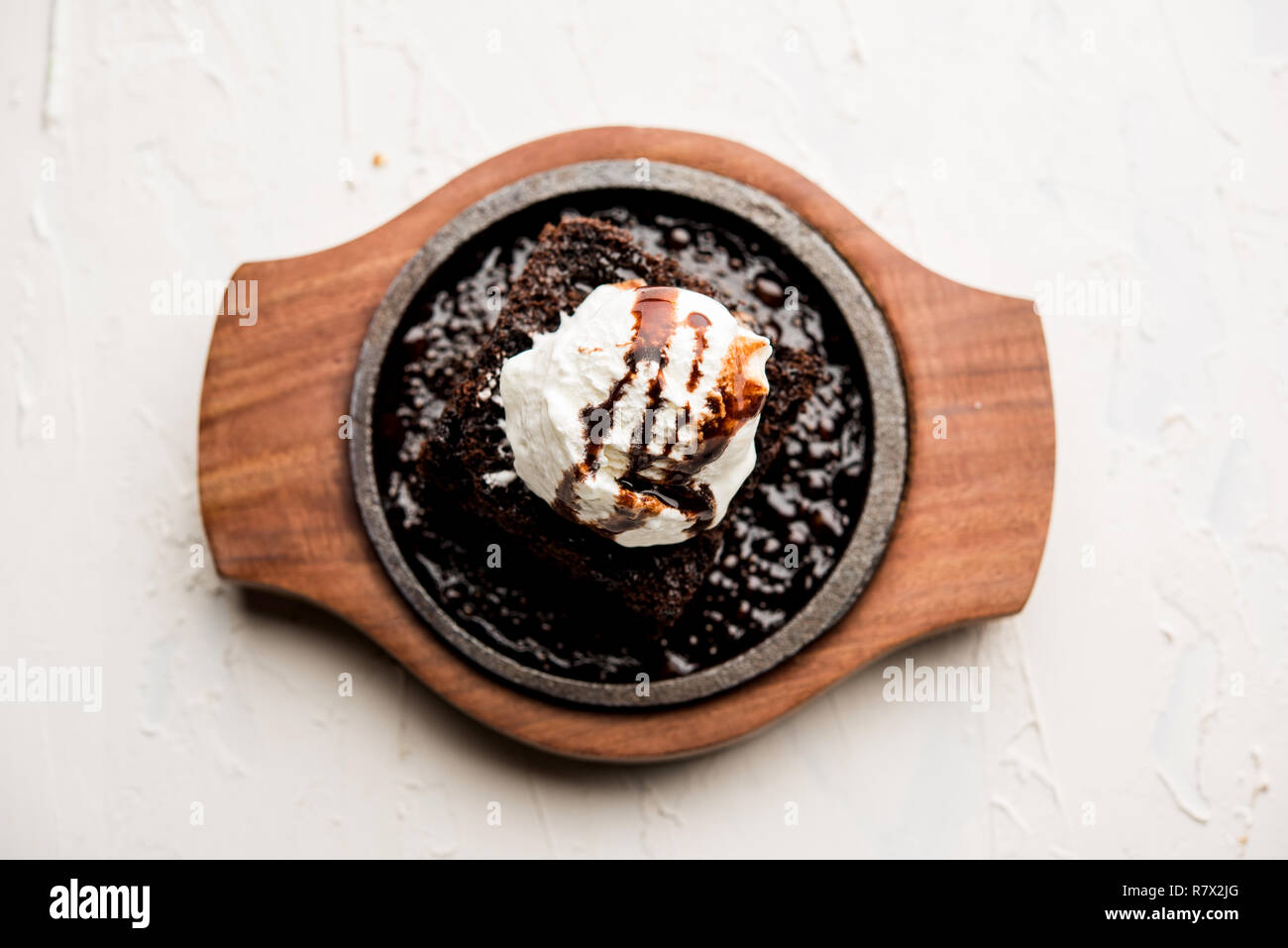 Sizzling brownie al cioccolato è un piatto dolce realizzato utilizzando scoop di gelato e servite con una generosa colata di cioccolato fuso. server hot. selezionare Foto Stock