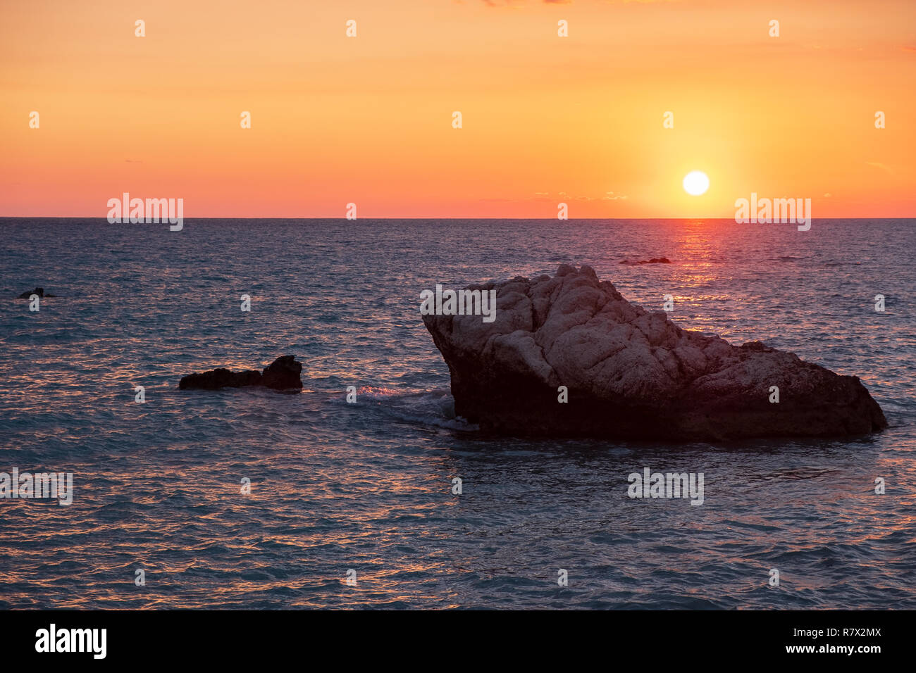 Bella vista al tramonto della spiaggia intorno a Petra tou Romiou, in Paphos, Cipro. È considerato essere Aphrodite il luogo di nascita della mitologia greca. Foto Stock