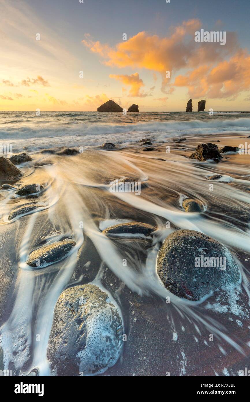 Il Portogallo, arcipelago delle Azzorre, isola Sao Miguel, Mosteiros, Mosteiros Isole al tramonto Foto Stock