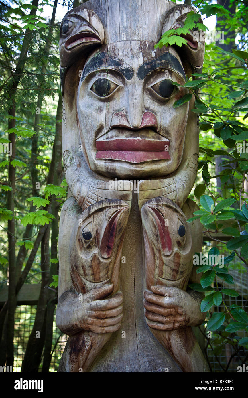 Totem al Ponte Sospeso di Capilano park, Vancouver BC Foto Stock