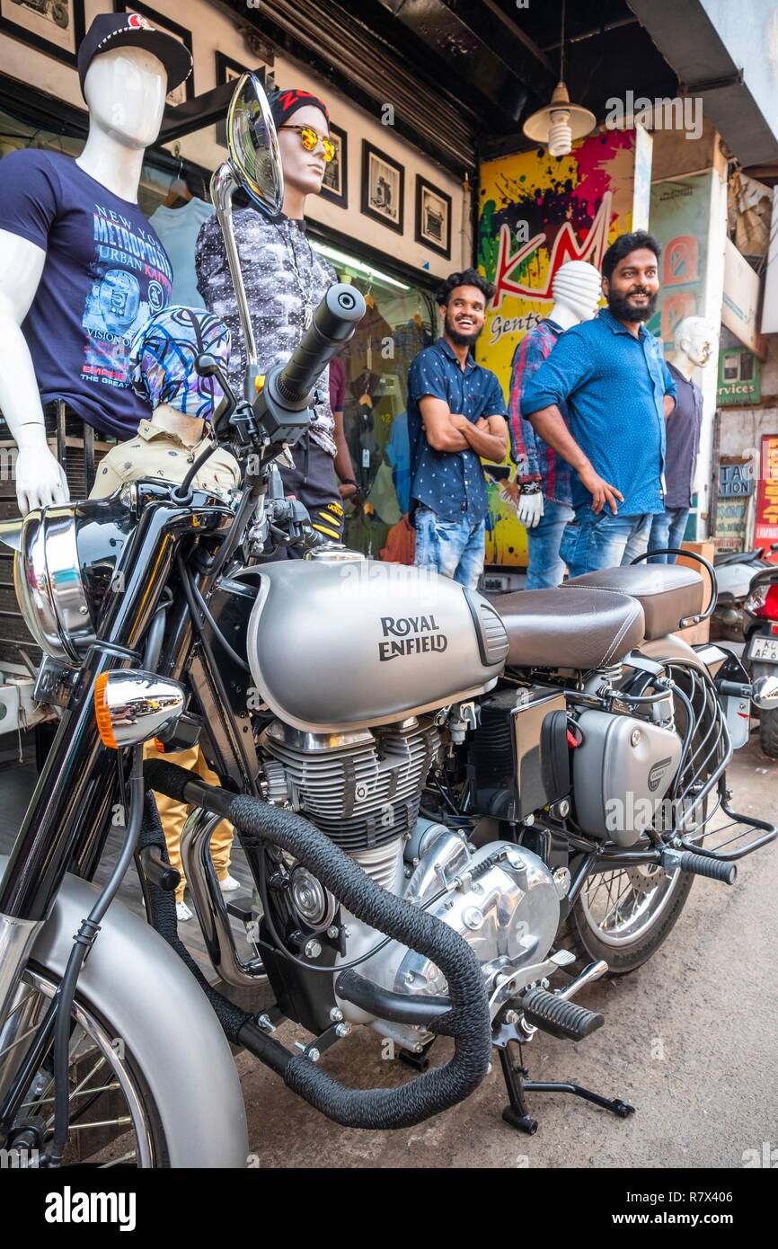 India, stato del Kerala, Cannamore o Kannur, Royal Enfield, mitica moto  Indian, di fronte a un negozio di abbigliamento Foto stock - Alamy