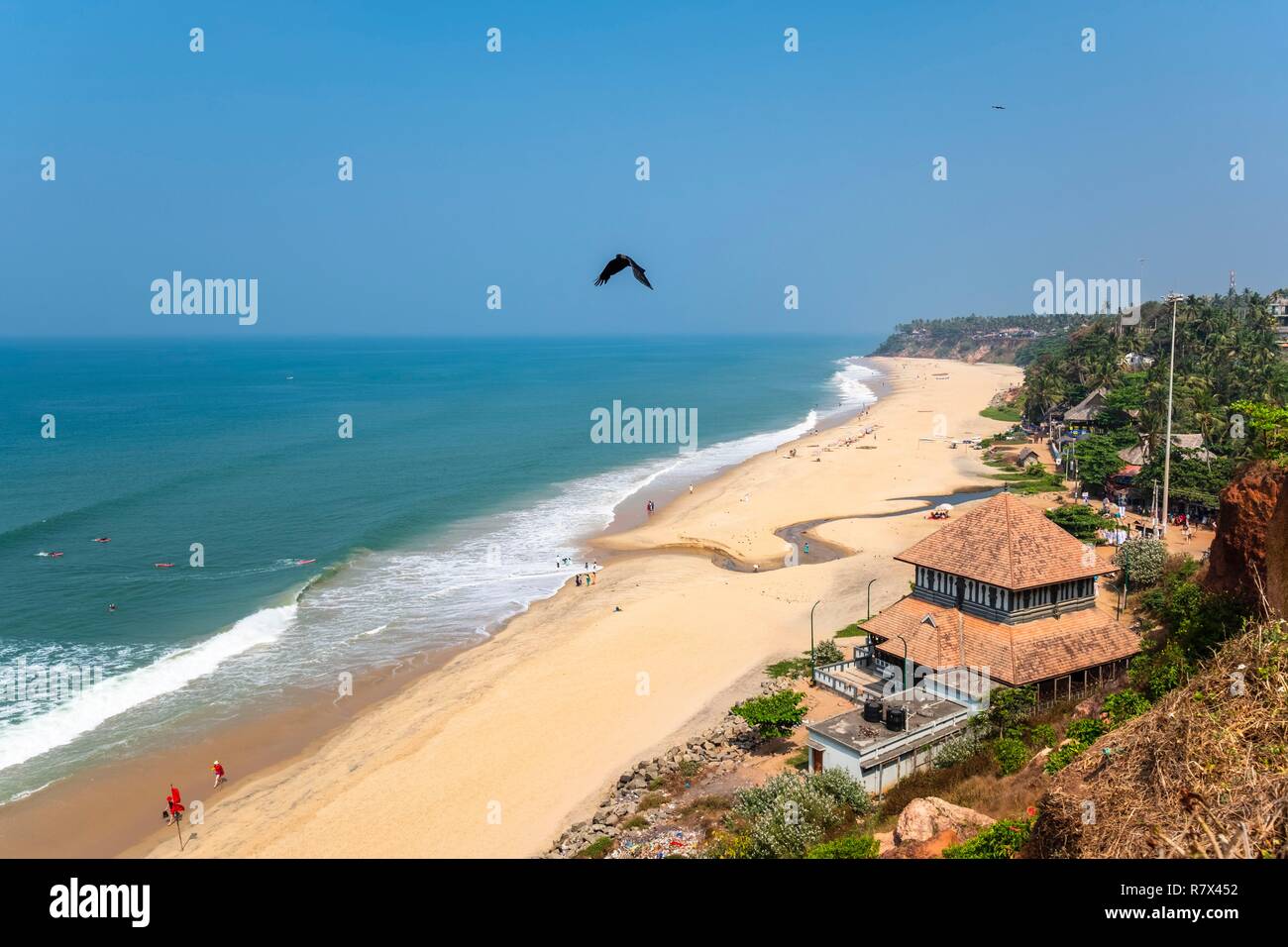 India, stato del Kerala, Varkala, Papanasam spiaggia o Varkala Beach ai piedi della rupe e Bali Mandapam tempio indù Foto Stock