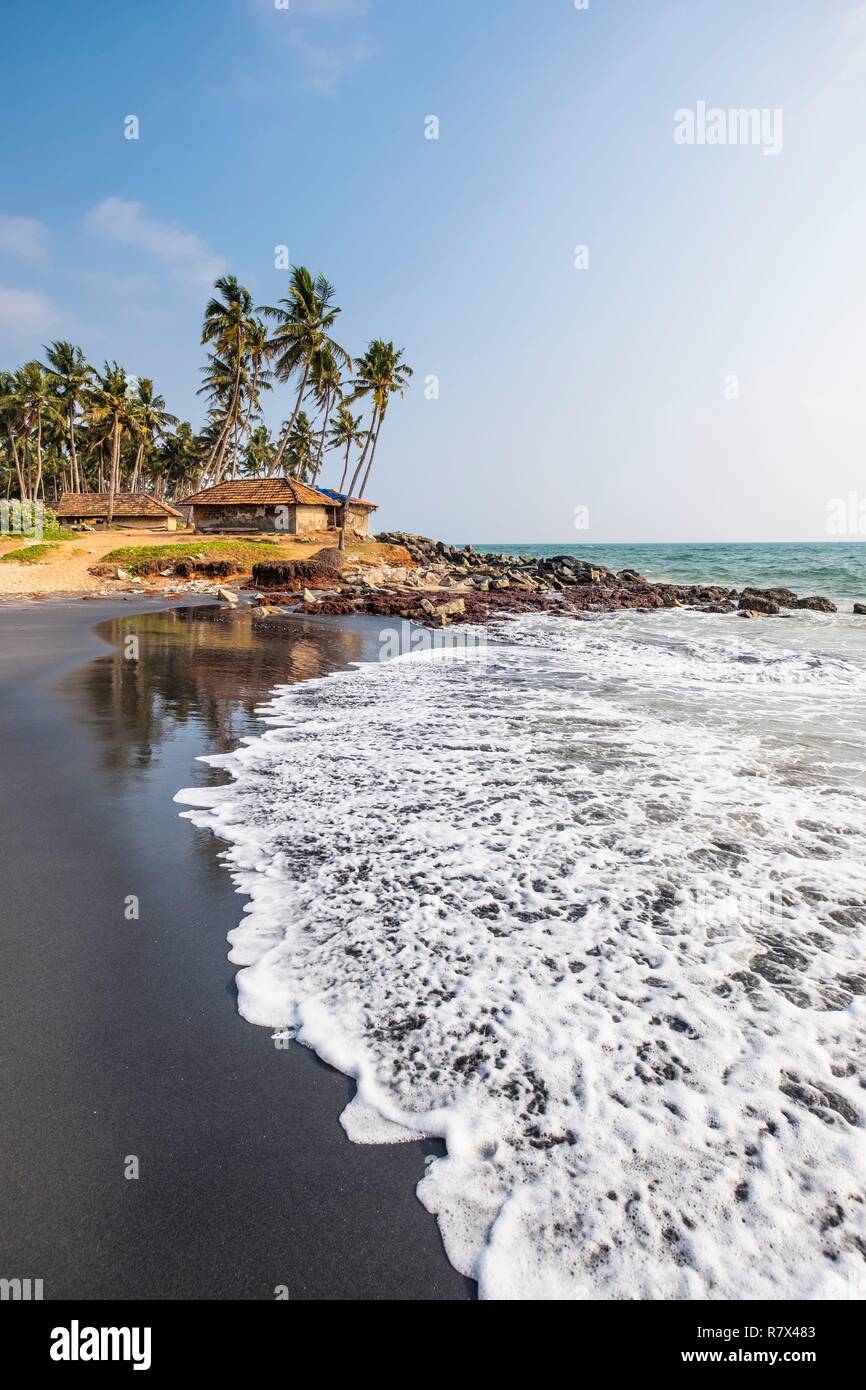 India, stato del Kerala, Varkala, Nero Beach, la spiaggia di sabbia nera causata da una sostanza radioattiva, ossido di torio Foto Stock