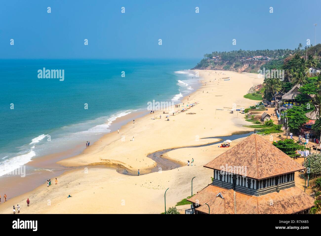 India, stato del Kerala, Varkala, Papanasam spiaggia o Varkala Beach ai piedi della rupe e Bali Mandapam tempio indù Foto Stock