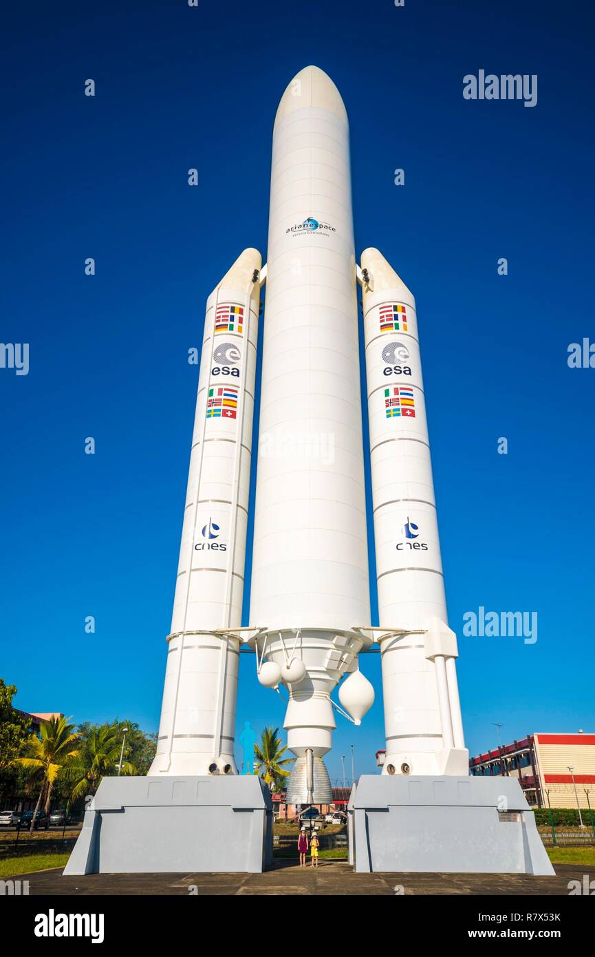 Francia, Guiana francese, Kourou (Guiana Space Center (CSG), full size replica di rampa di lancio Ariane V, con due bambini dando la scala Foto Stock