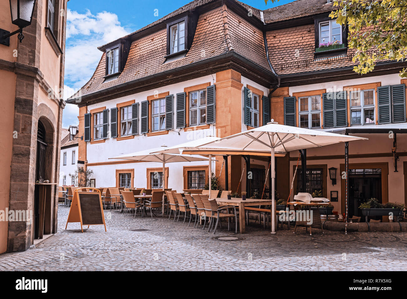 Accogliente street con le tabelle di ristoranti Foto Stock