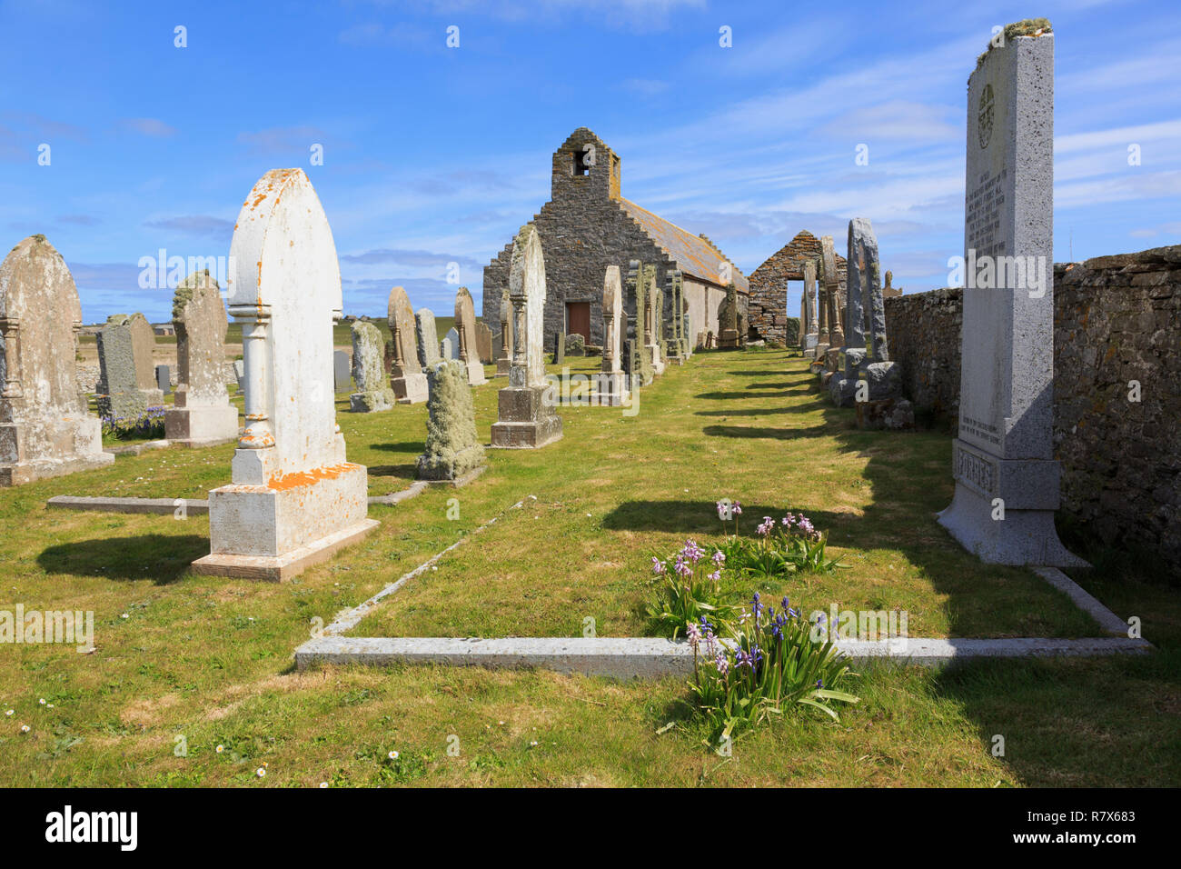 Vecchia chiesa di Santa Maria e le lapidi nel cimitero. Sul sito di una delle prime cappelle scozzese. Burwick South Ronaldsay Isole Orcadi Scozia UK Foto Stock