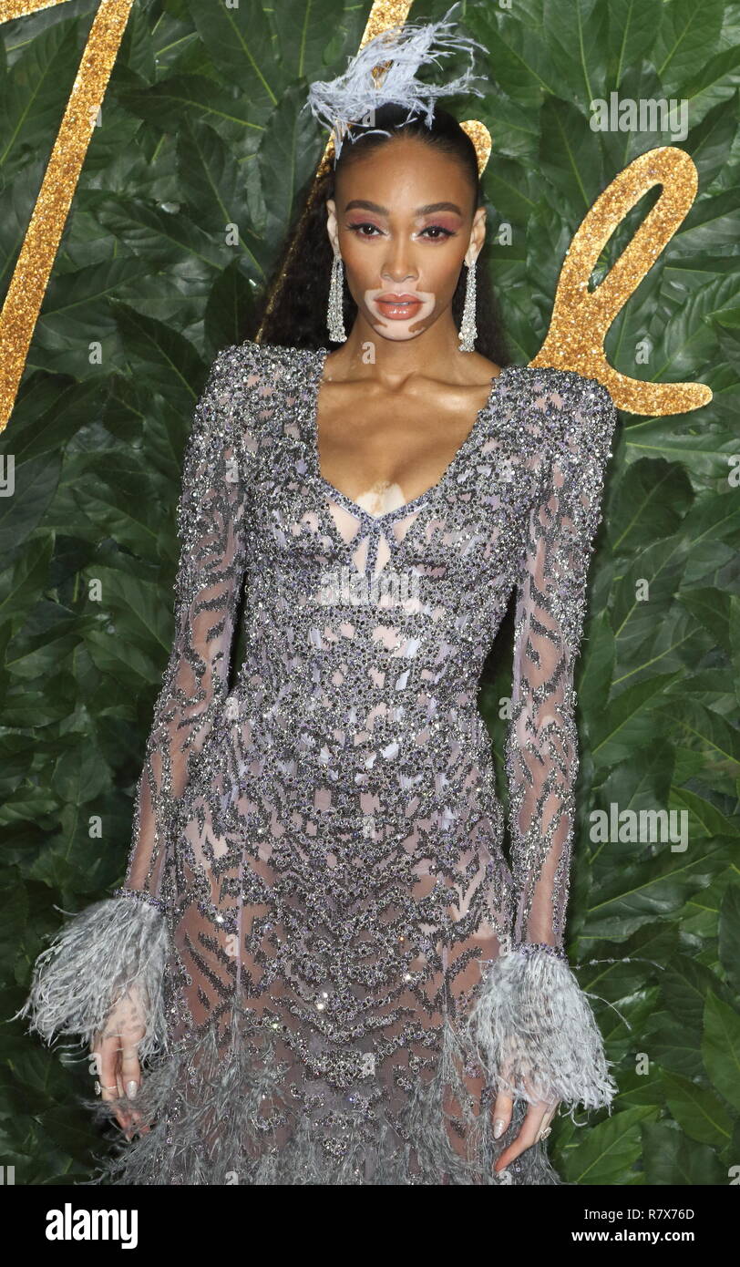 Winnie Harlow visto sul tappeto rosso durante la Fashion Awards 2018 presso la Royal Albert Hall, Kensington di Londra. Foto Stock