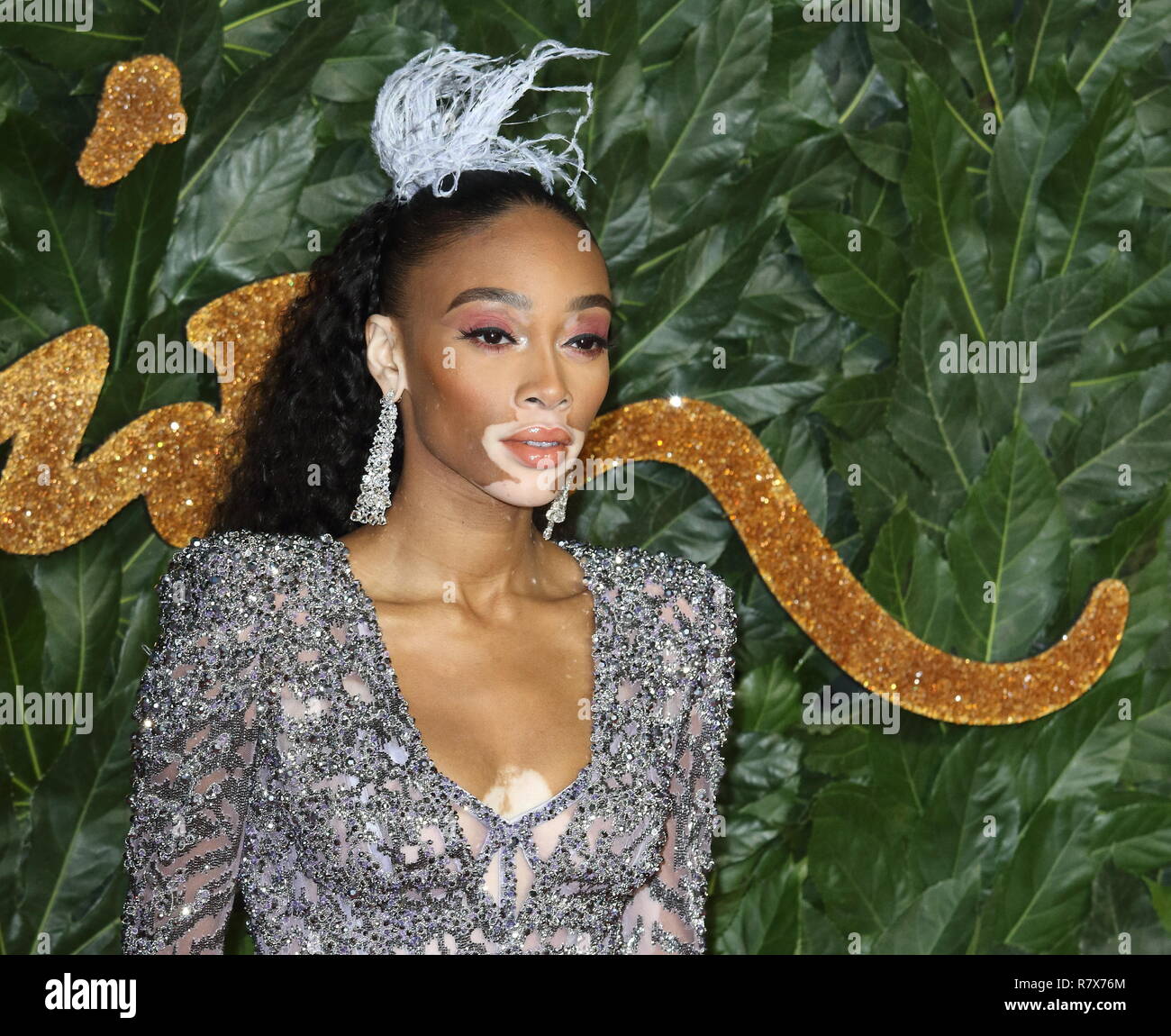 Winnie Harlow visto sul tappeto rosso durante la Fashion Awards 2018 presso la Royal Albert Hall, Kensington di Londra. Foto Stock