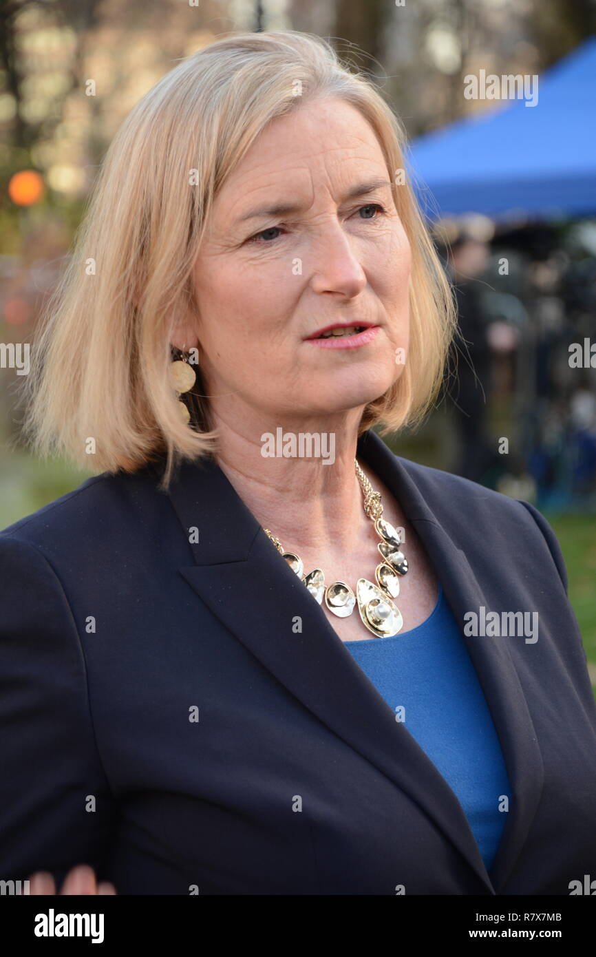 Dr. Sarah Wollaston MP fornisce le sue opinioni su Brexit e la cancellazione del voto significativo. College Green 11 dicembre 2018. Foto Stock