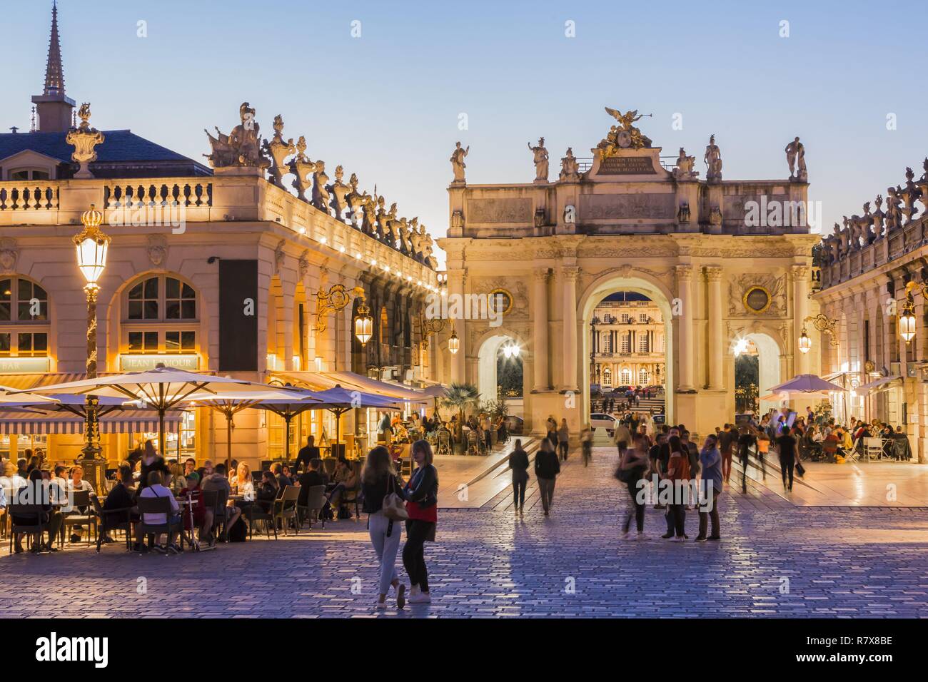 Francia, Meurthe et Moselle, Nancy Place Stanislas (ex Place Royale) costruito da Stanislas Leszczynski, re di Polonia e ultimo duca di Lorena nel XVIII secolo, elencati come patrimonio mondiale dall' UNESCO, qui ad arco progettato da Emmanuel qui e la torre campanaria della basilica di Saint Epvre Foto Stock