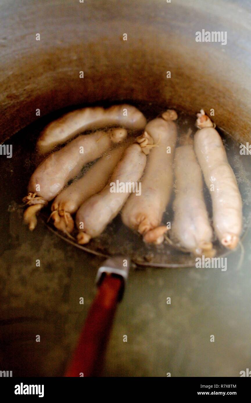 Francia, Aube, Troyes, rendendo andouillettes con stringa a Maury's Foto Stock