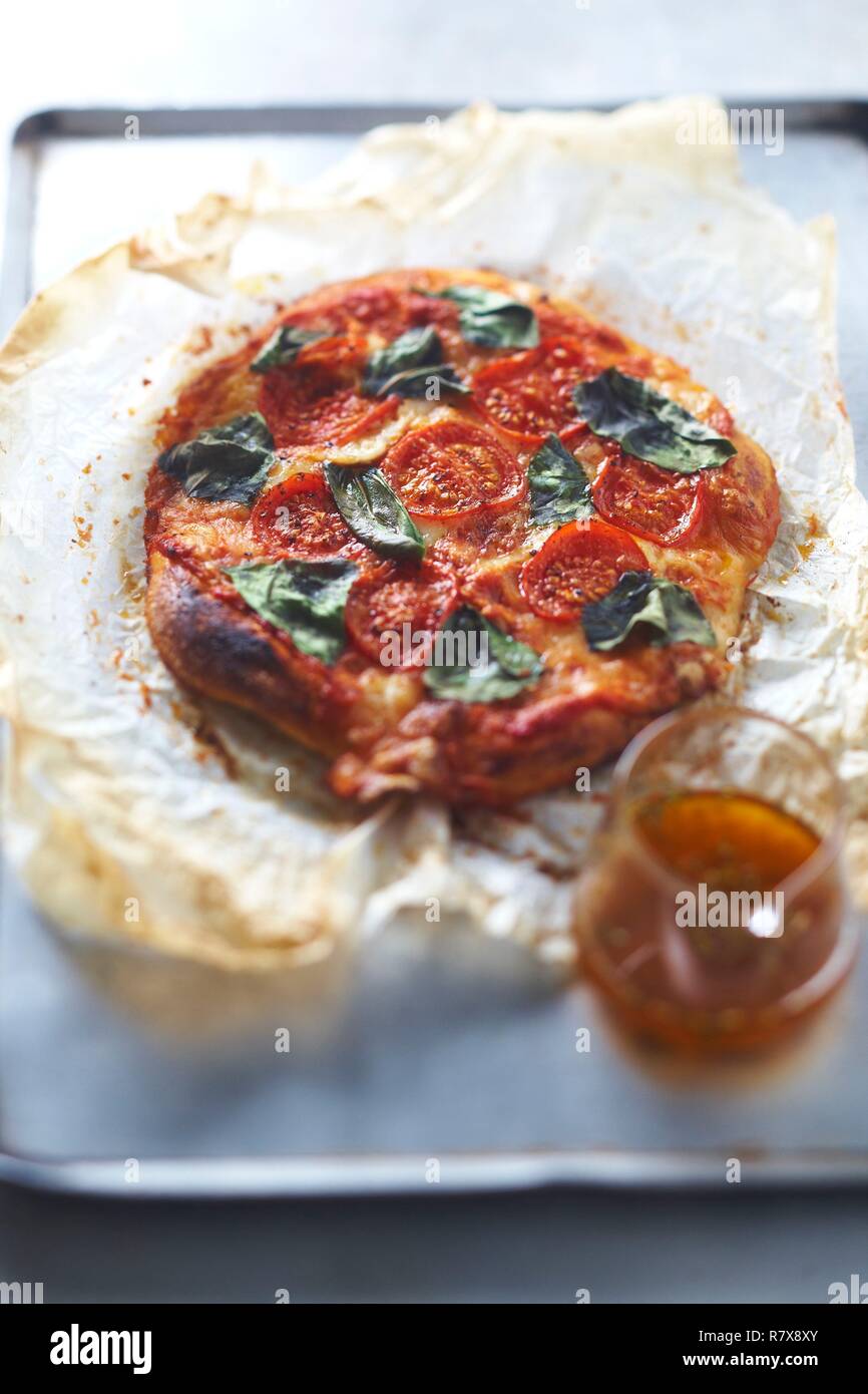 Stati Uniti, Louisiana, pizza pomodoro, basilico, olio, peperoncino e origano Foto Stock