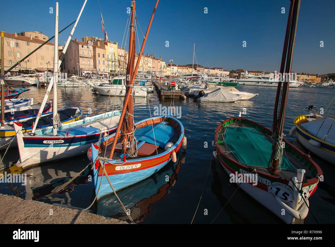 Francia, Var, Saint Tropez, allineamento di pointus nel vecchio porto Foto Stock