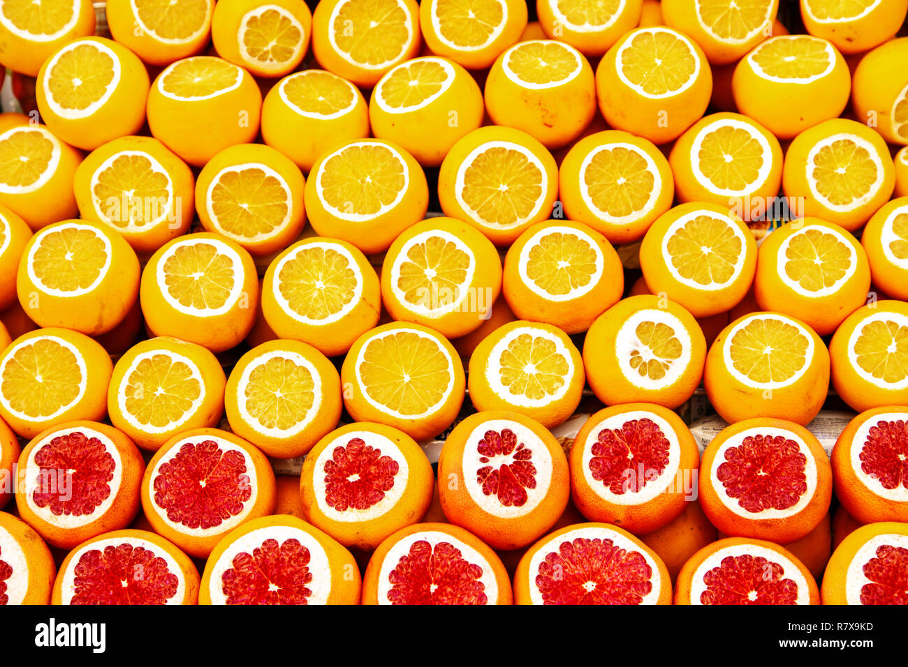 Primo piano di fettine di arance e pompelmi al mercato della frutta. Foto Stock