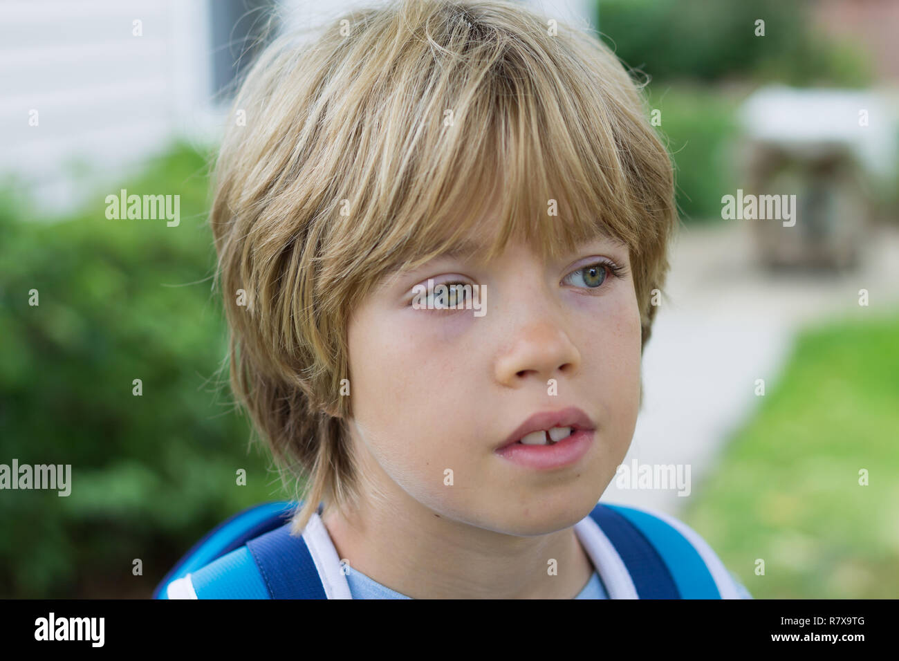 Ritratto di un ragazzo con sfondo sfocato Foto Stock