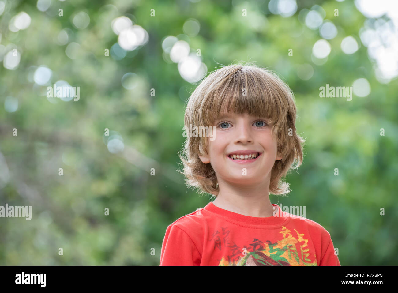 Ritratto di un ragazzo con sfondo sfocato Foto Stock