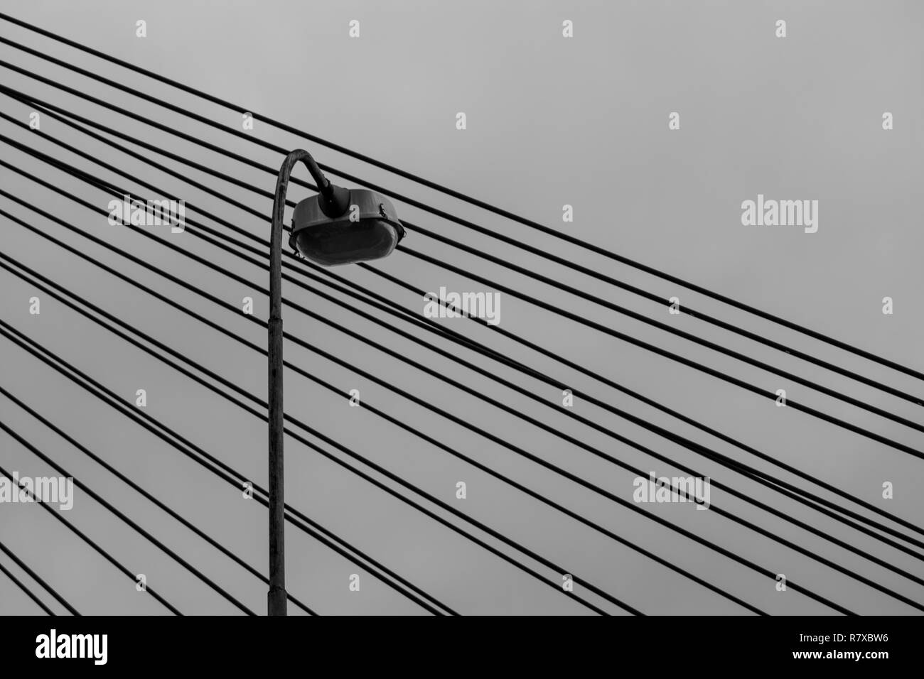 Ponte di sospensione di cavi e un lampione Foto Stock