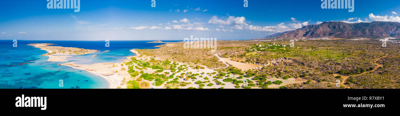 Vista aerea di Elafonissi beach sull'isola di Creta con azure acqua chiara, la Grecia, l'Europa. Creta è la più grande e la più popolata delle isole greche. Foto Stock