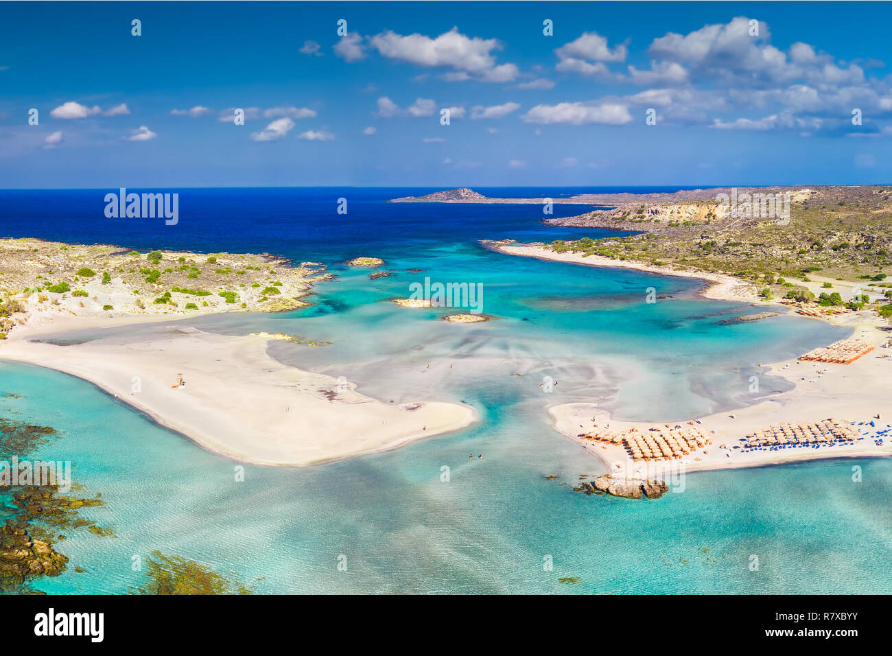 Vista aerea di Elafonissi beach sull'isola di Creta con azure acqua chiara, la Grecia, l'Europa. Creta è la più grande e la più popolata delle isole greche. Foto Stock