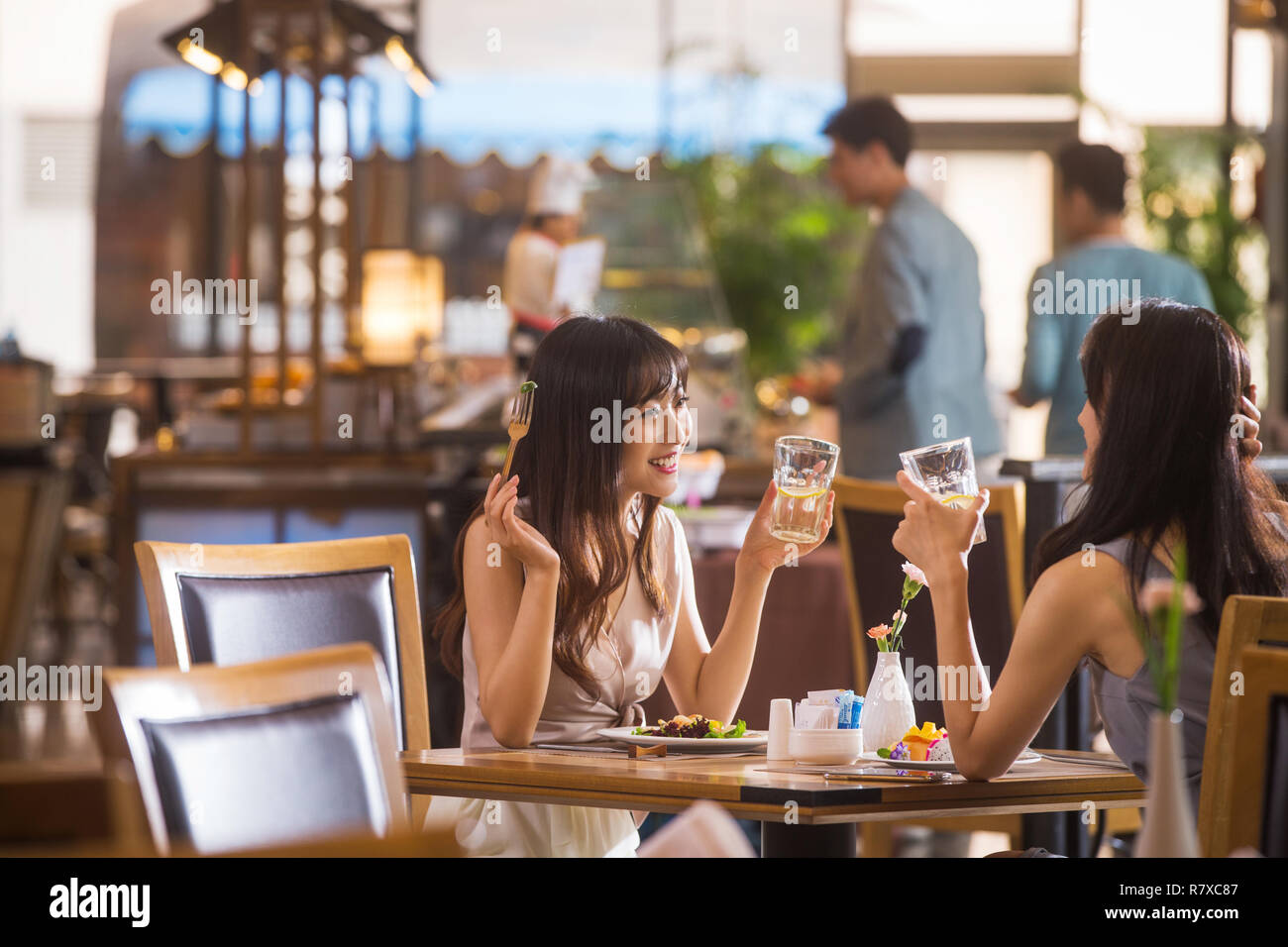 Giovani amiche a cena in un ristorante Foto Stock