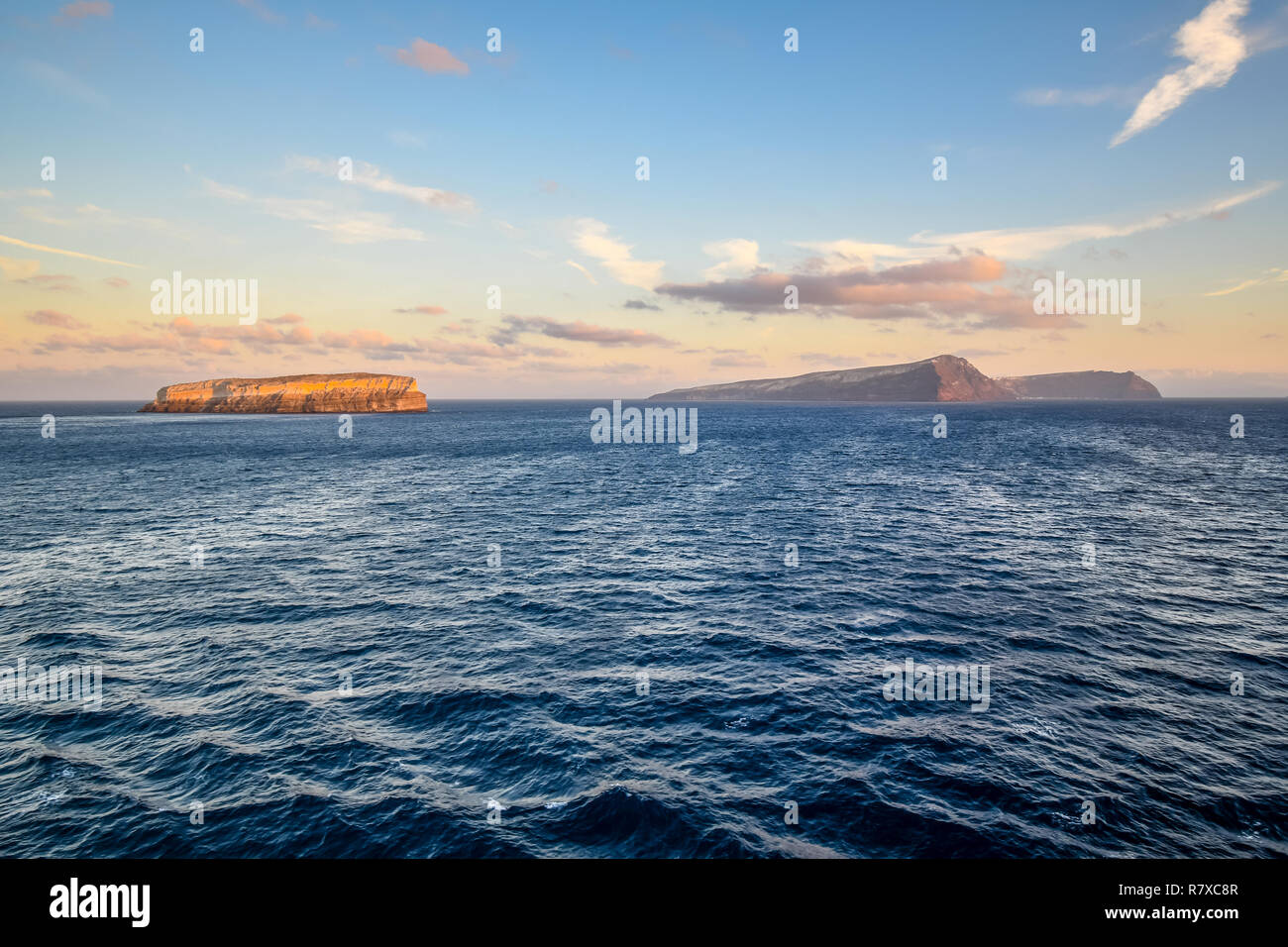 Alba sul Mare Egeo con vedute di Aspronisi o Isola Bianca e altre isole di Nea e Palea Kameni Foto Stock