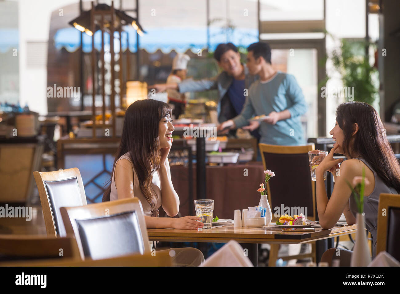 Giovani amiche a cena in un ristorante Foto Stock