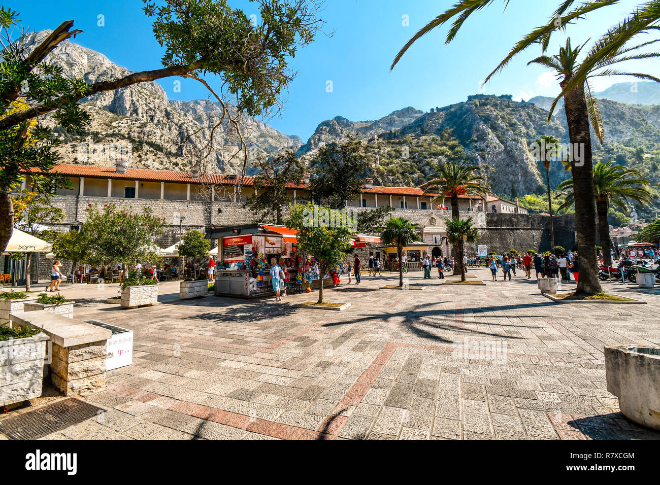 Kotor, Montenegro - 16 Settembre 2018: i turisti al di fuori delle mura medievali della città vecchia di Kotor Montenegro. Foto Stock