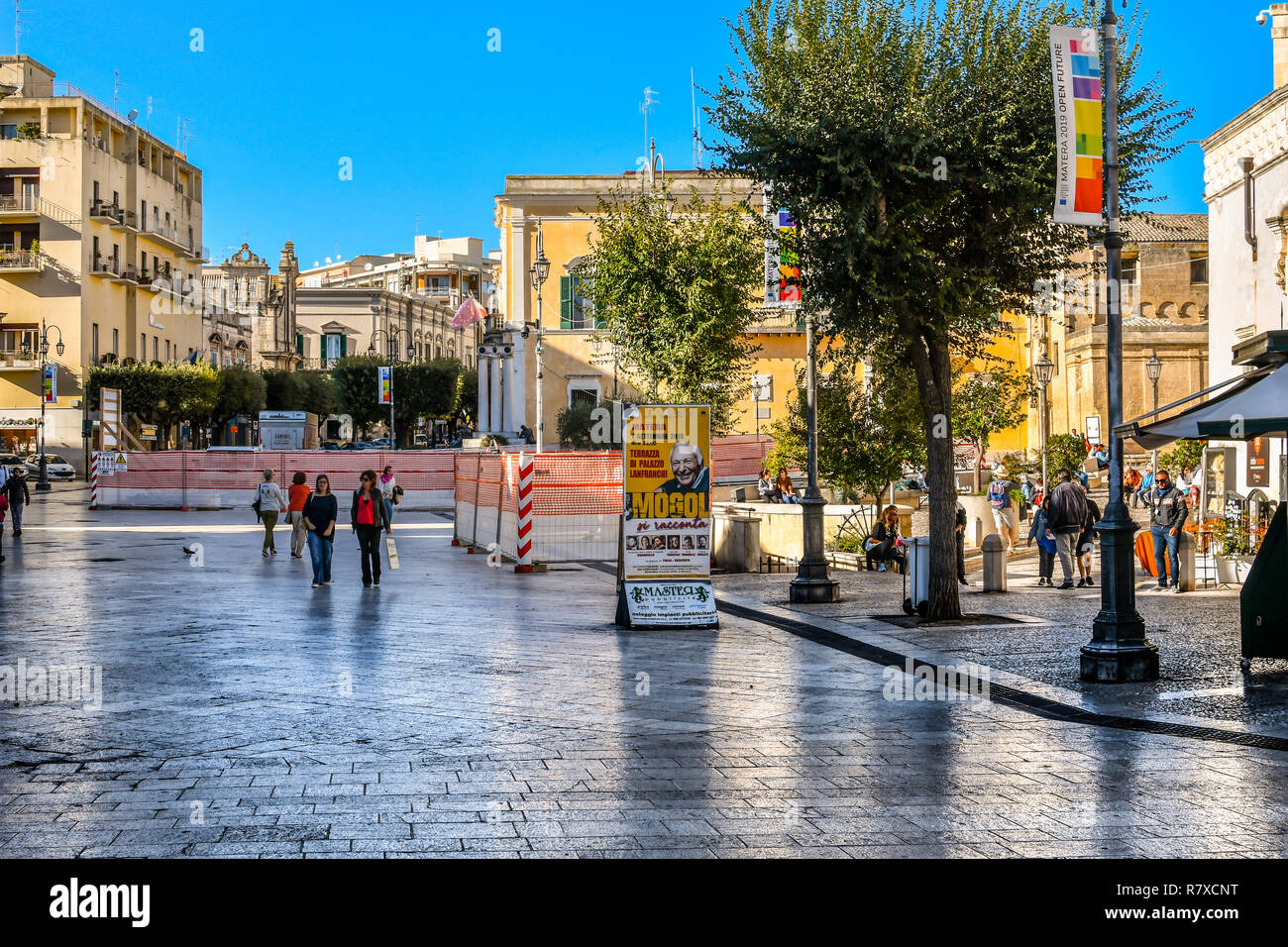 Matera, Italia - 24 Settembre 2018: Locale italiani godere di una giornata di sole a inizio autunno nella città di Matera Piazza Vittorio Veneto. Foto Stock