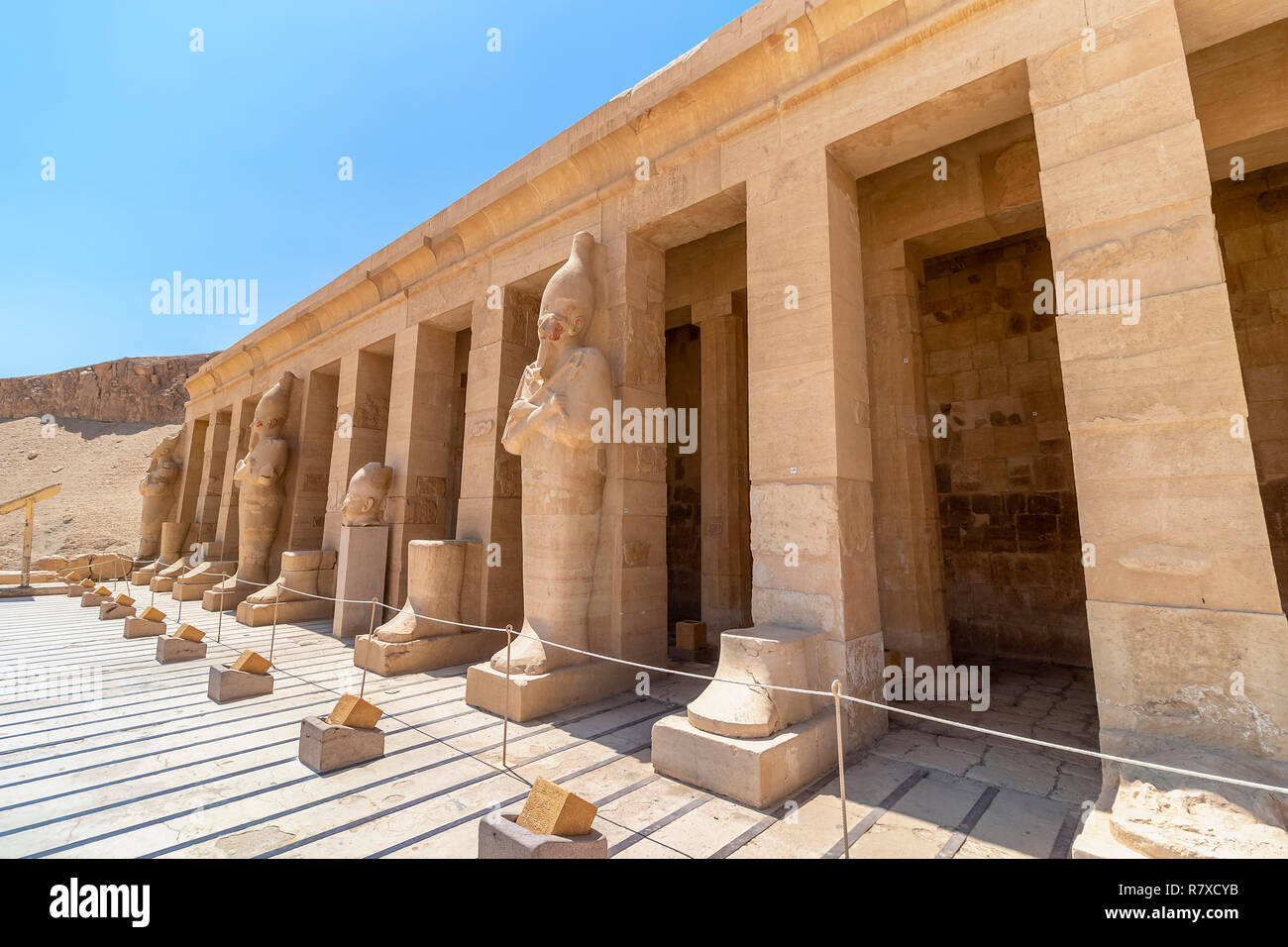 Il tempio mortuario di Hatshepsut, noto anche come Djeser-Djeseru. Costruito per la XVIII dinastia faraone Hatshepsut, è situato al di sotto del cl Foto Stock